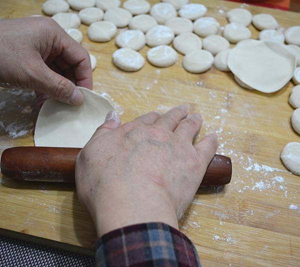 快手包餃子的詳細步驟與制作技巧